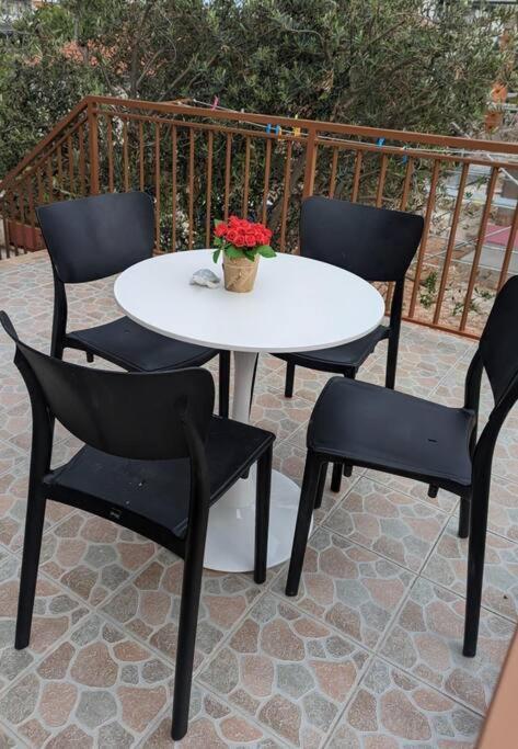Zeezicht Appartement 50M From Beach Srima Esterno foto