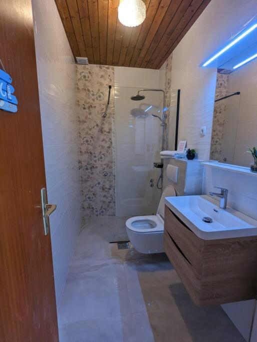 Zeezicht Appartement 50M From Beach Srima Esterno foto