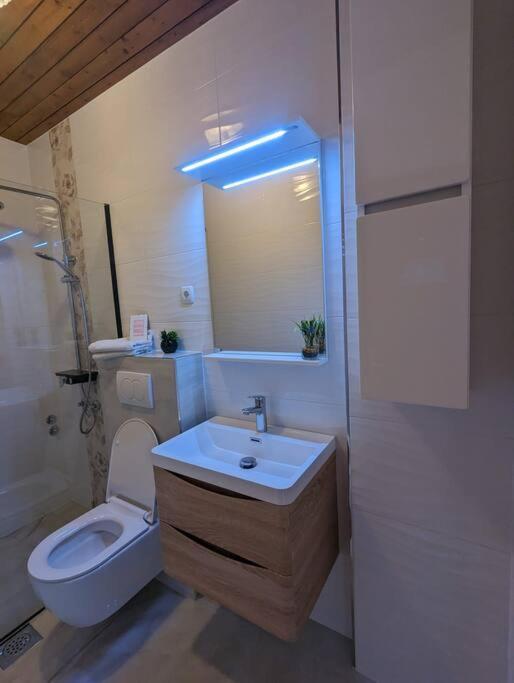 Zeezicht Appartement 50M From Beach Srima Esterno foto