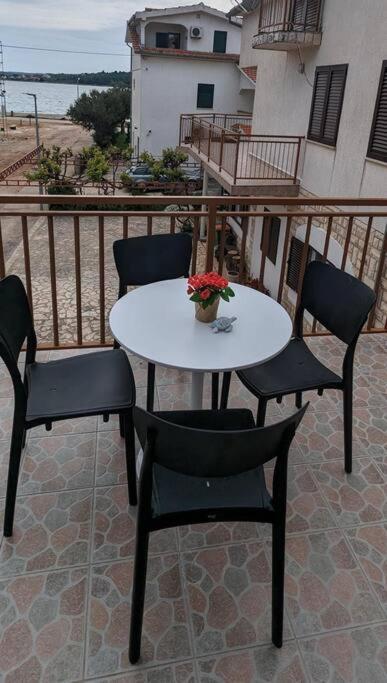 Zeezicht Appartement 50M From Beach Srima Esterno foto