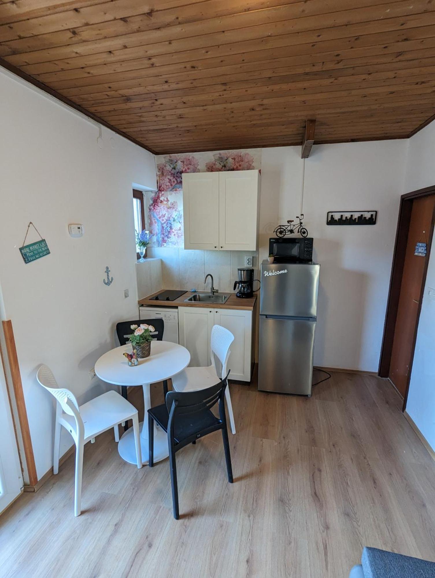 Zeezicht Appartement 50M From Beach Srima Esterno foto